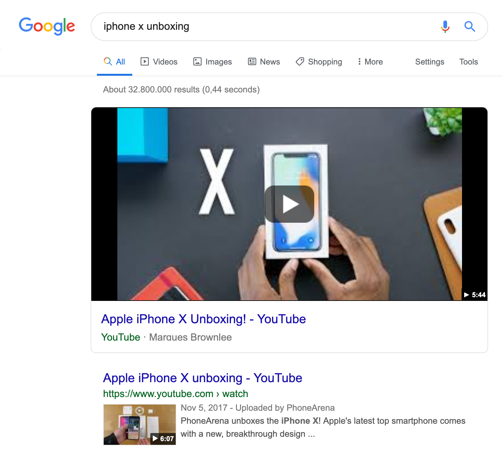 Suchergebnisseite für die Suchanfrage "iphone x unboxing". Als erstes wird ein Featured Snippet Kasten angezeigt in dem ein Video auf Youtube gezeigt wird.
