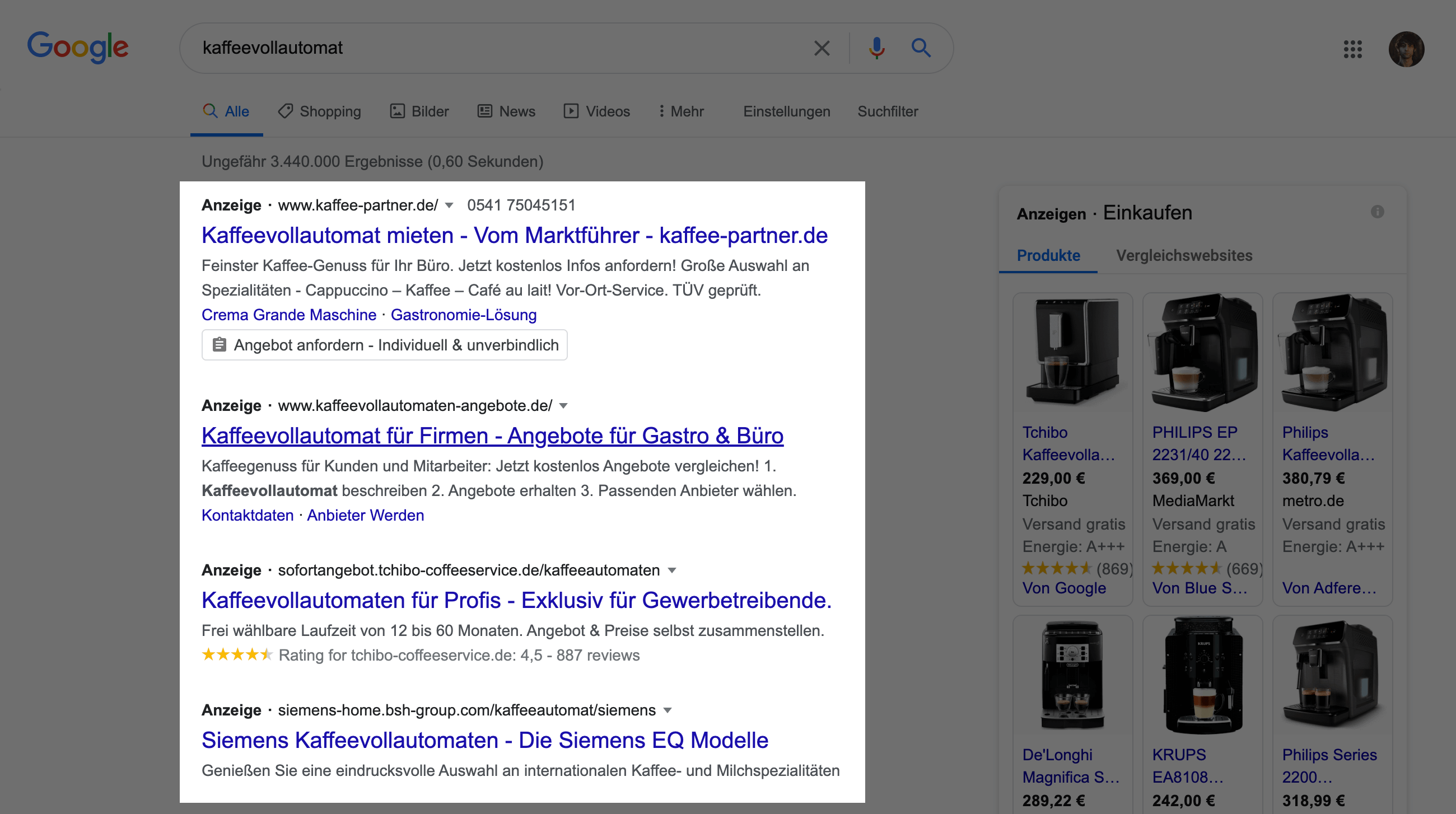 Zeigt eine Beispiel-Suchergebnisseite auf Google für den Suchbegriff "kaffeevollautomat" an. Die ersten vier Treffer sind hier Anzeigen.