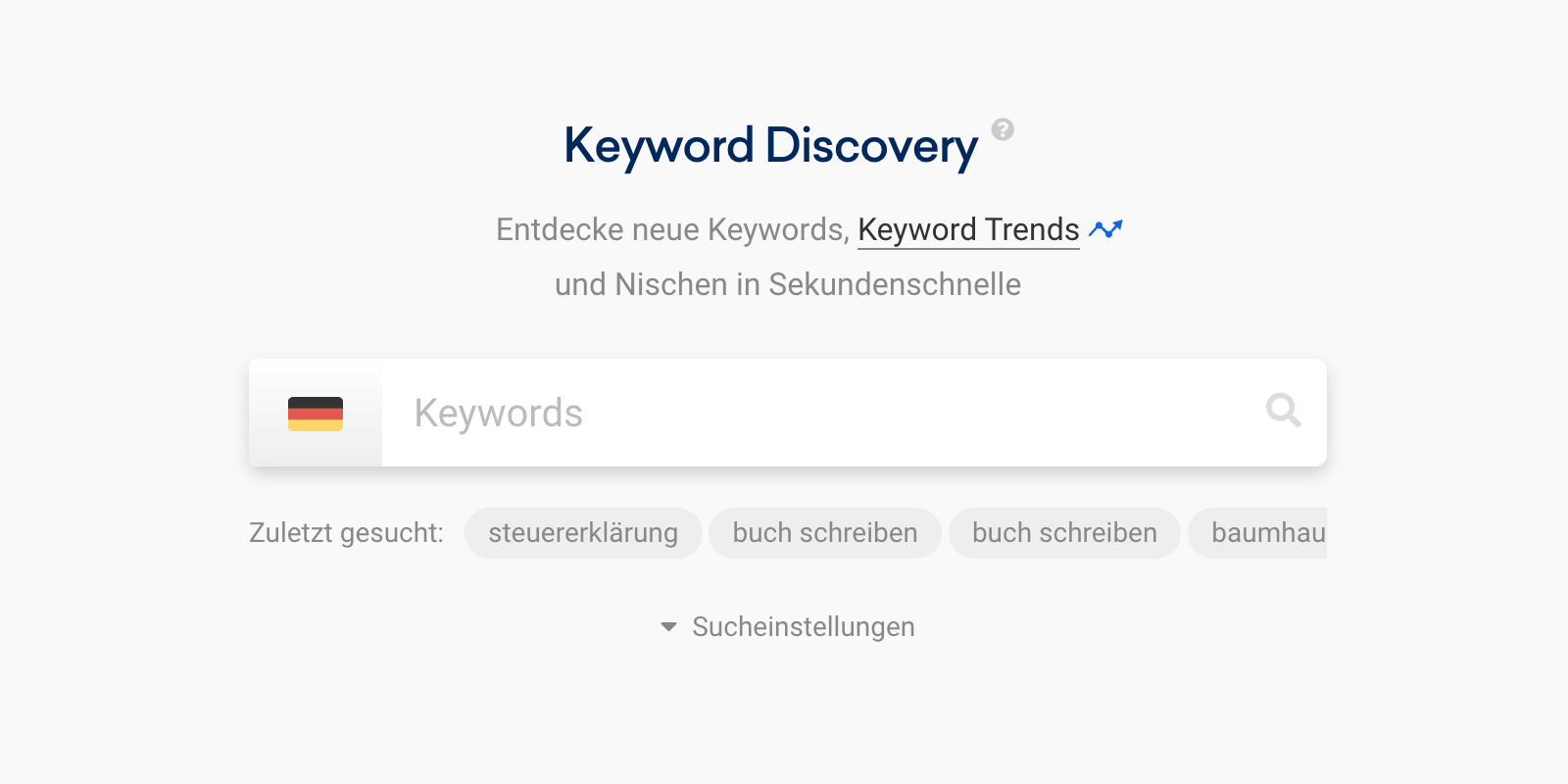 Die Keyword Discovery wird über die Eingabe von See-Keywords in einen Suchschlitz gestartet. Am Anfang des Suchschlitzes ist eine Länderflagge - in diesem Fall die von Deutschland - zur Auswahl der entsprechenden Länderdatenbank.