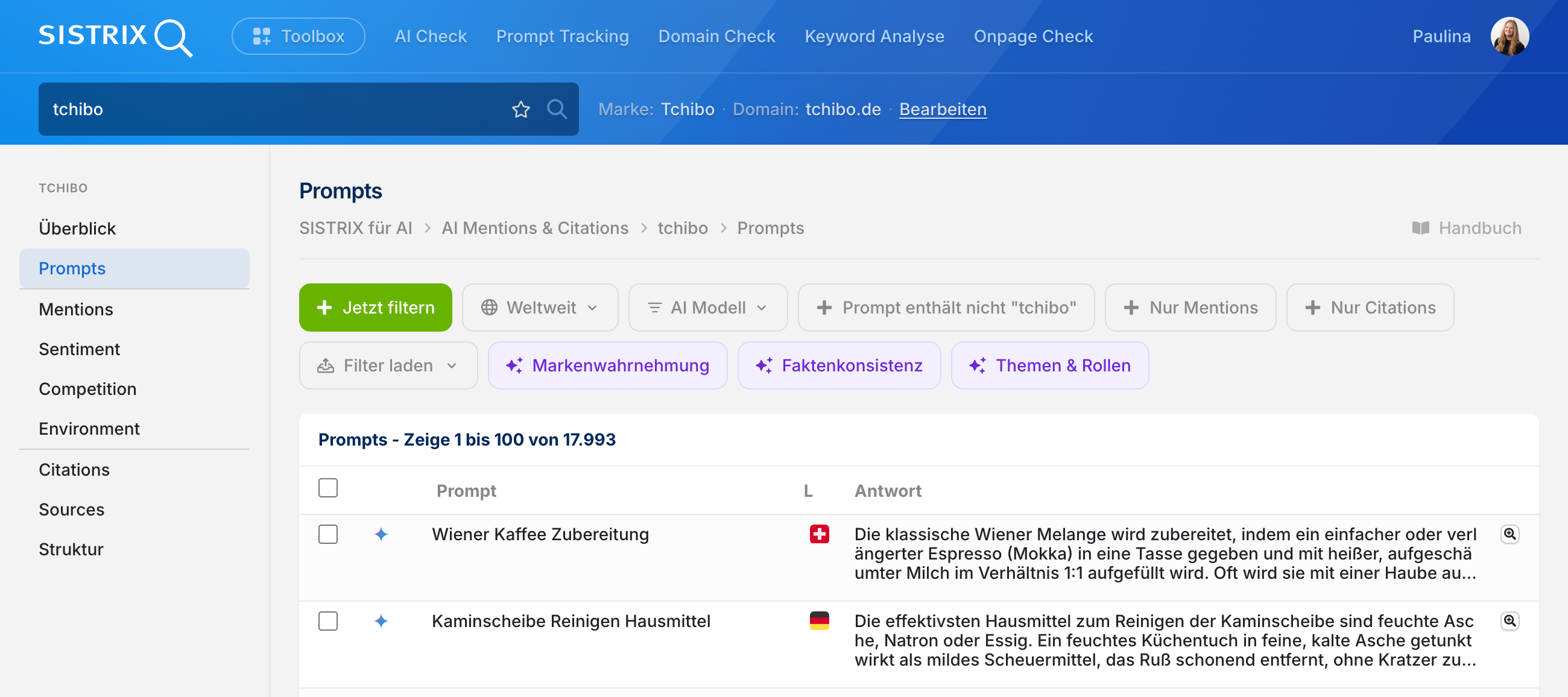 Screenshot SISTRIX mit der Prompts-Übersicht für die Marke Tchibo (Domain: tchibo.de), weltweit gefiltert. Die Liste zeigt 1 bis 100 von 17.993 Prompts, darunter z.B. „Wiener Kaffee Zubereitung" (Schweiz) und „Kaminscheibe Reinigen Hausmittel" (Deutschland) mit jeweils gekürzten KI-Antworten. Oberhalb der Liste sind Filter-Optionen wie „Markenwahrnehmung", „Faktenkonsistenz" und „Themen & Rollen" sichtbar.